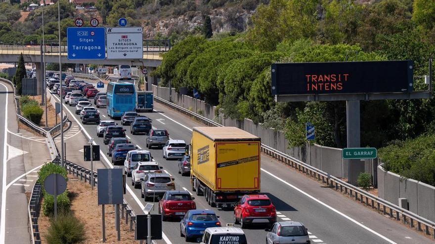 L’AP-7 esquiva  el col·lapse però Rodalies viu una jornada de caos