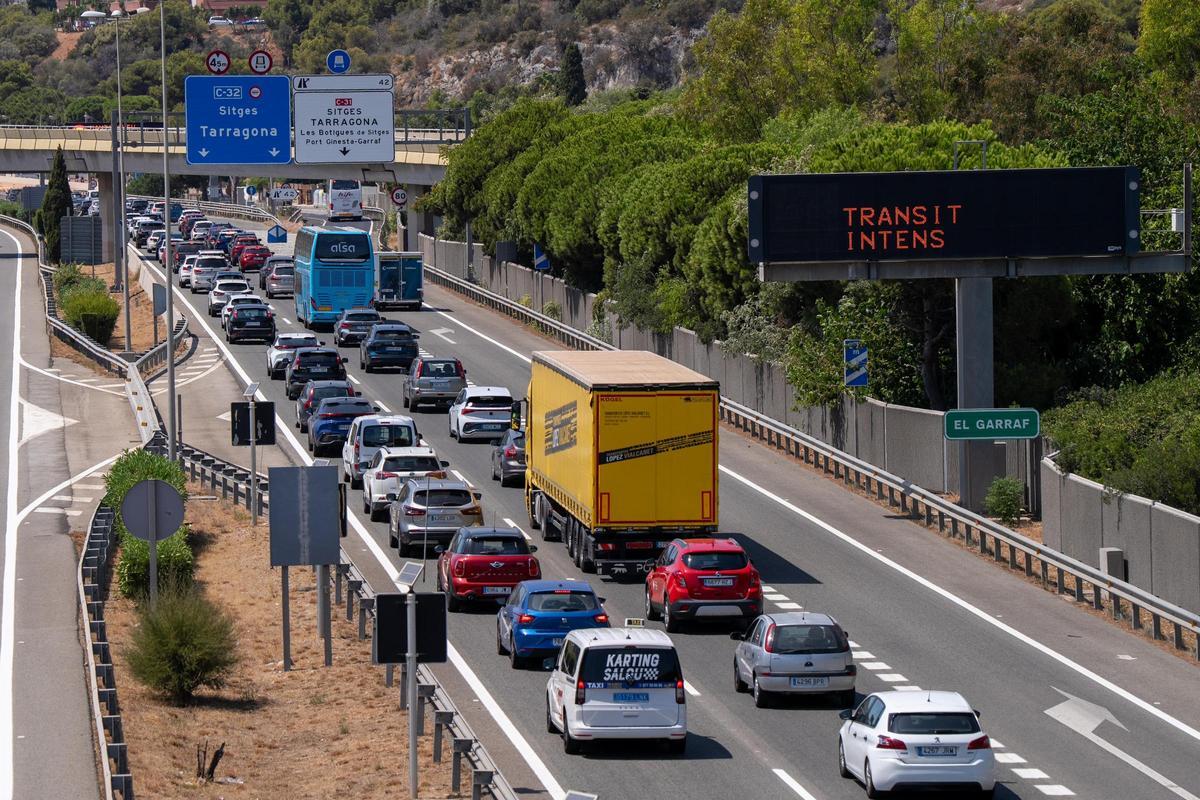 Tráfico en la C-32, poco antes de la entrada de los túneles del Garraf