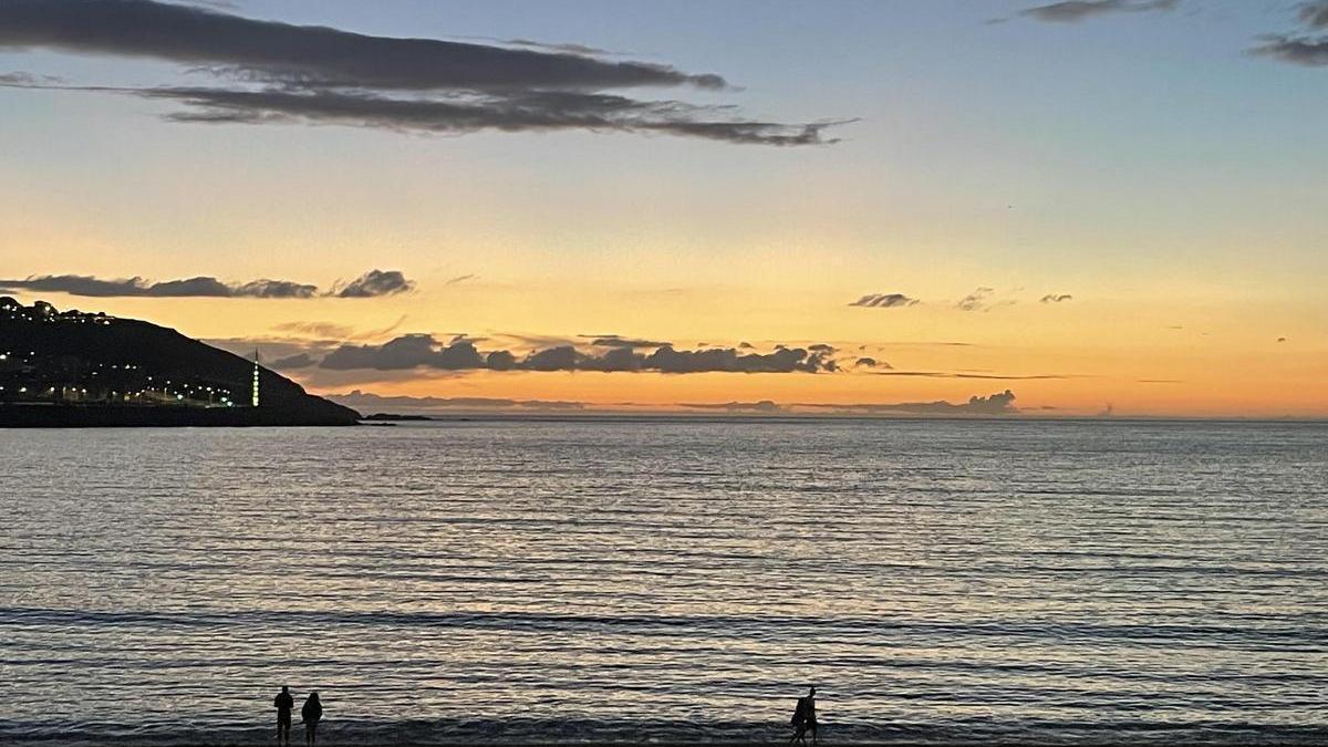 Vista de la puesta de sol desde el paseo marítimo de A Coruña, este sábado.