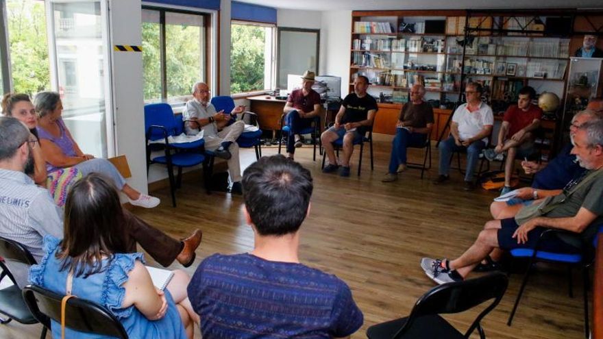 La reunión se celebró ayer en la sede de O Faiado. | // IÑAKI ABELLA