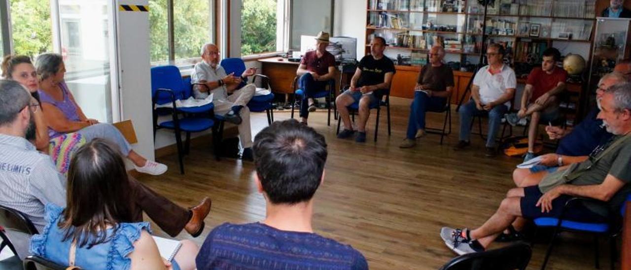 La reunión se celebró ayer en la sede de O Faiado.   | // IÑAKI ABELLA