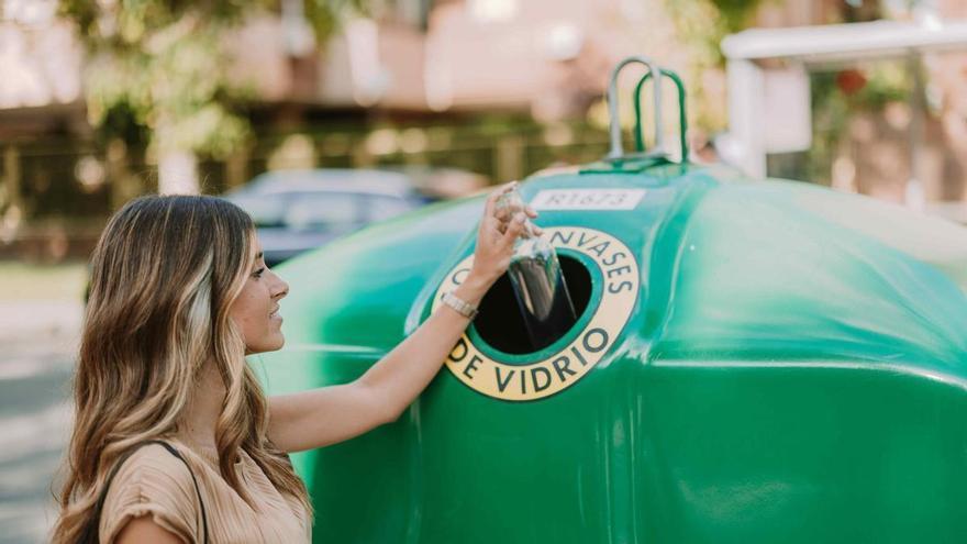 Galicia recicla menos vidrio: cada vecino deposita 56 envases al año y sigue por debajo de España