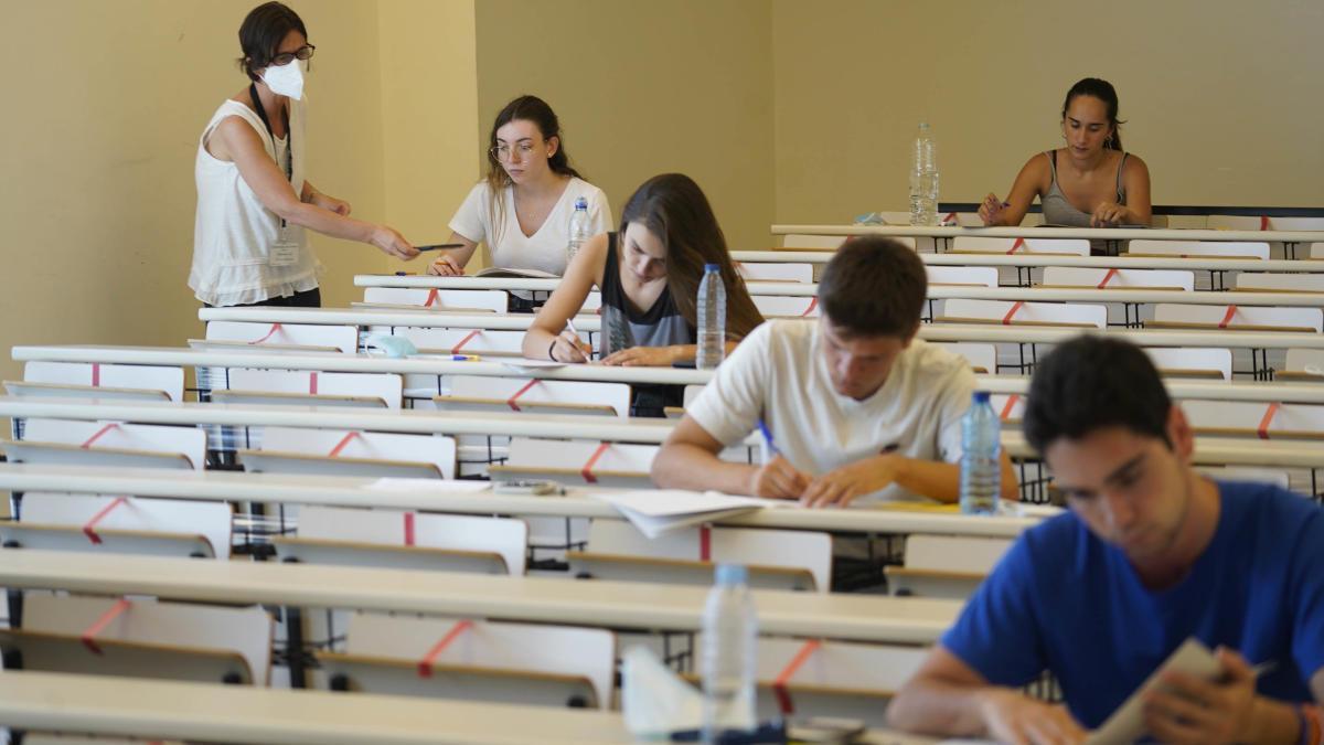 Estudiants fent un examen de selectivitat a Girona.