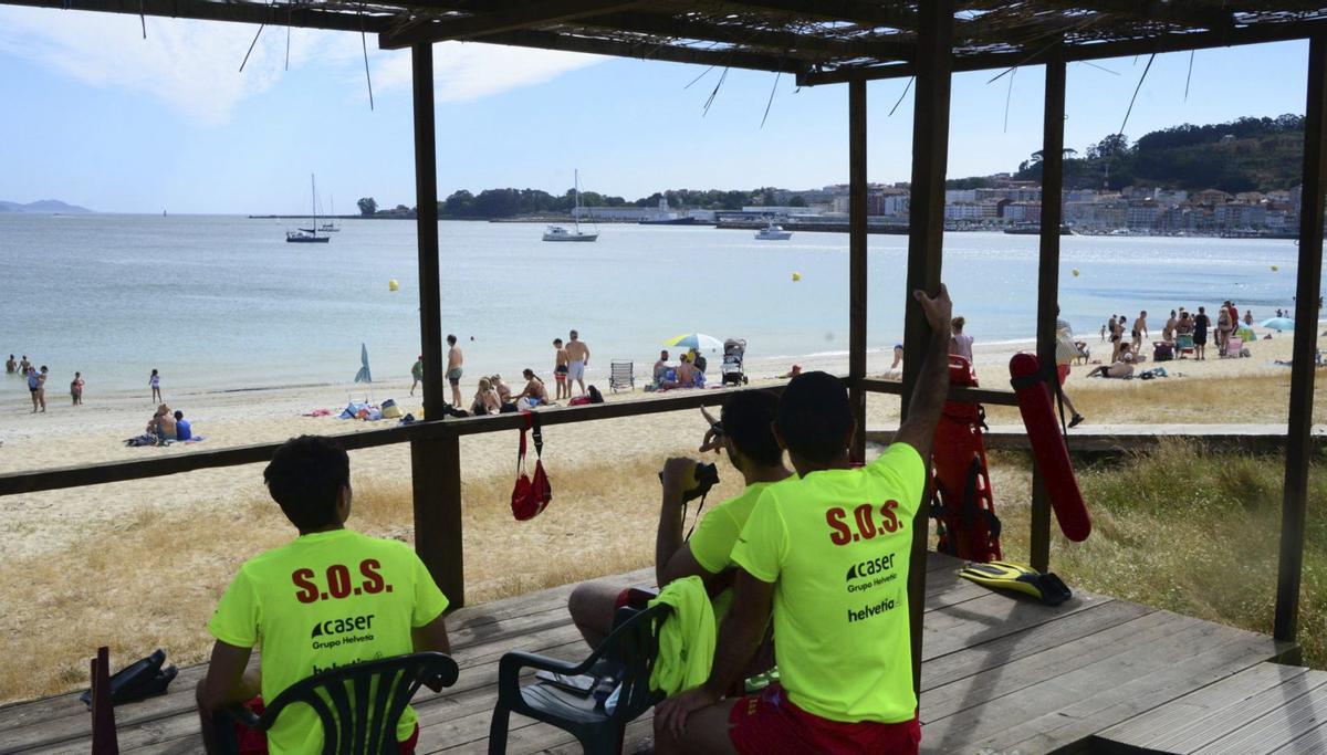 Personal del servicio de socorrismo y salvamento en la playa urbana de Rodeira, el pasado verano. | G.NÚÑEZ