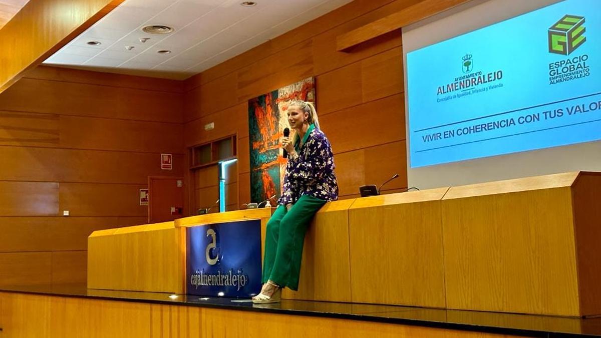 Anne Igartiburu en el salón central de Cajalmendralejo