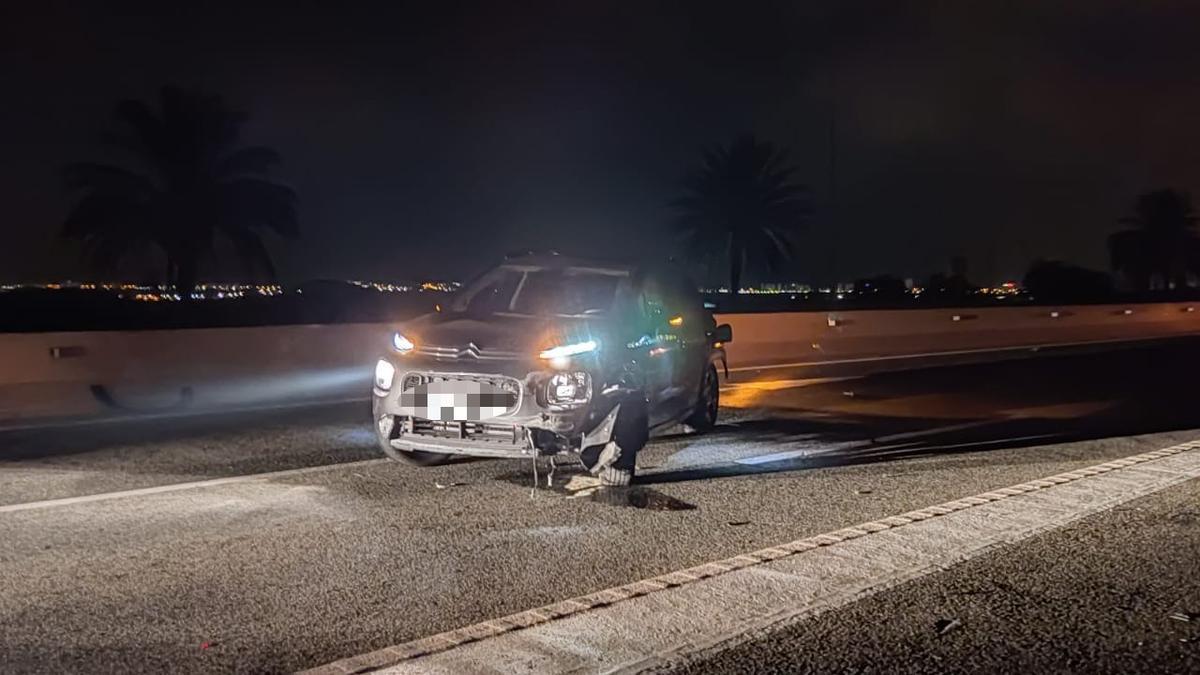 El automóvil, siniestrado y abandonado en la carretera.