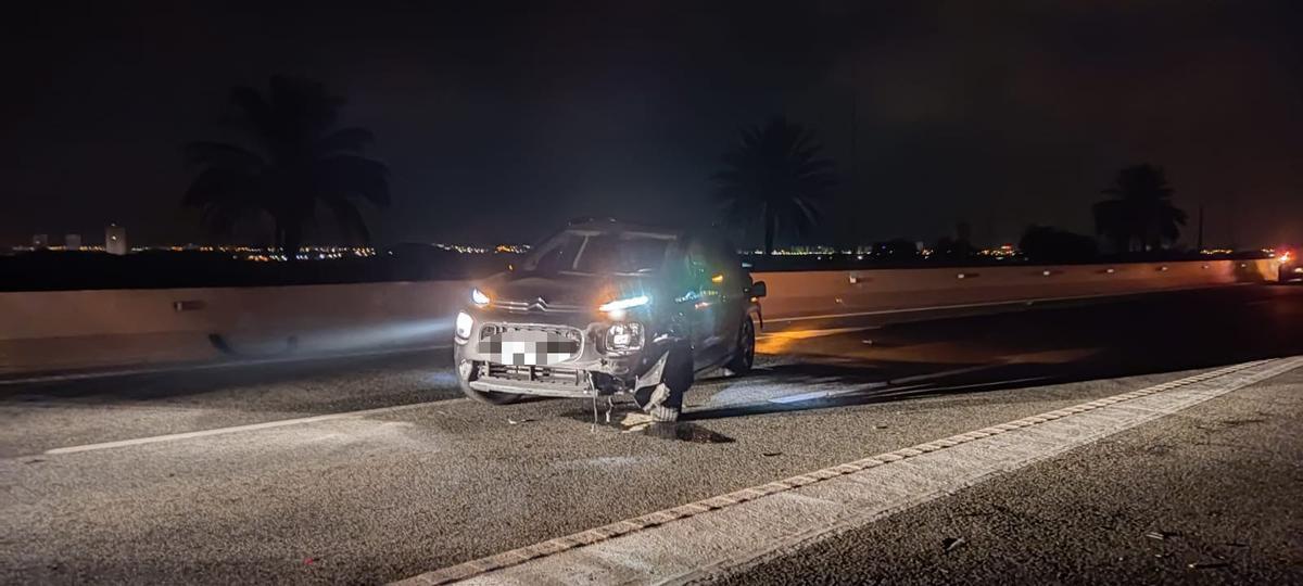 El automóvil, siniestrado y abandonado en la carretera.