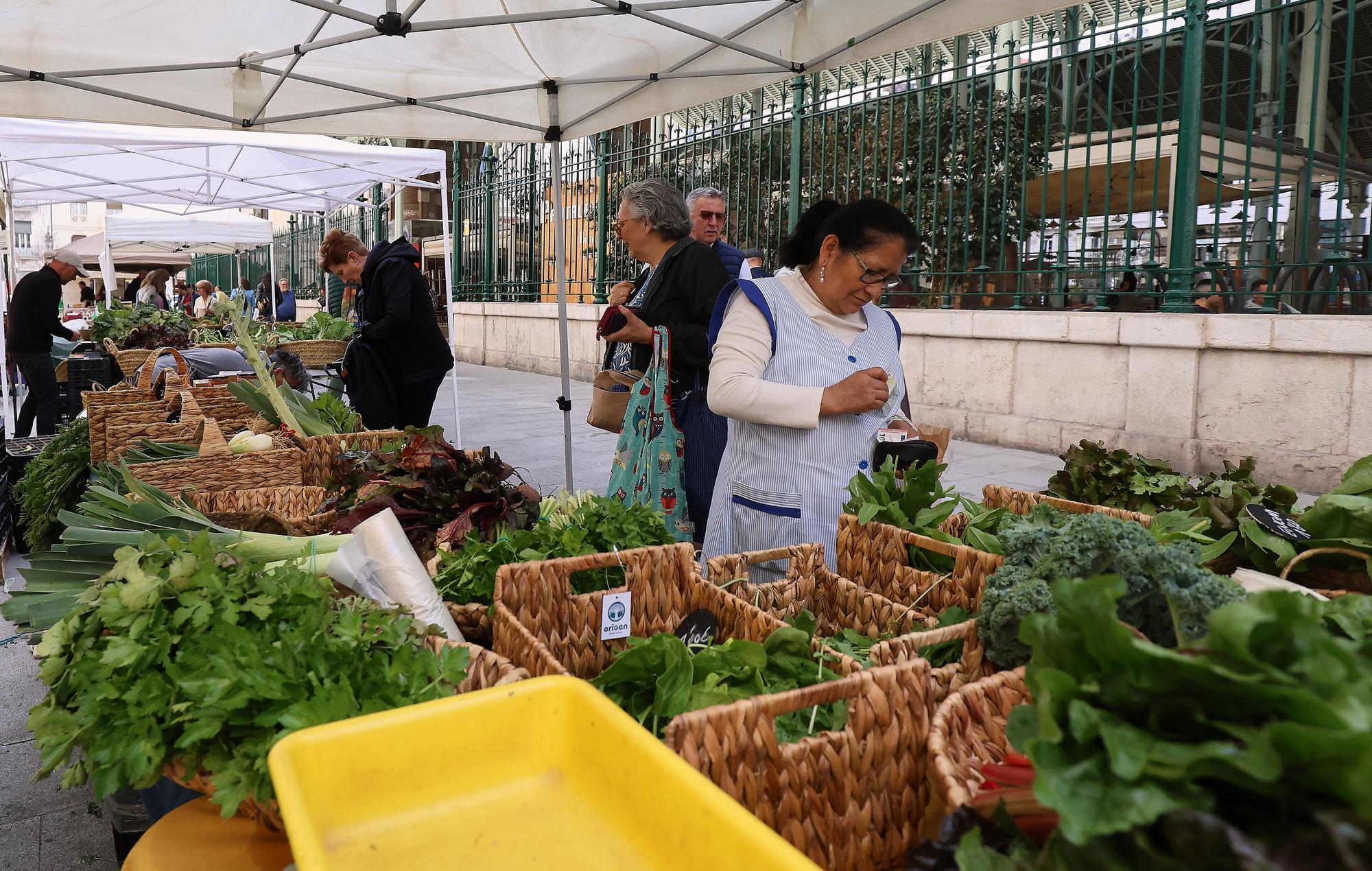 Mercadillo de frutas y verduras de huerta junto al mercado de Colón