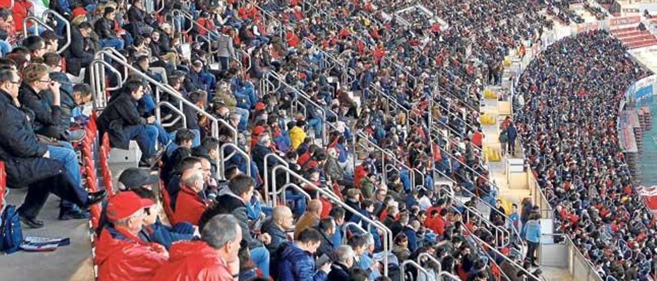 Aspecto de la grada de Son Moix durante el partido del Centenario ante el Oviedo.