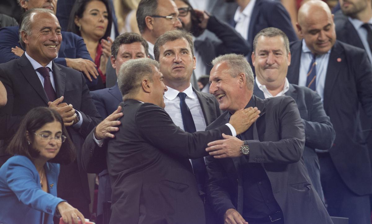 Los dirigentes Joan Laporta, Ferran Soriano y Txiki Bequiristain en el palco del Camp Nou