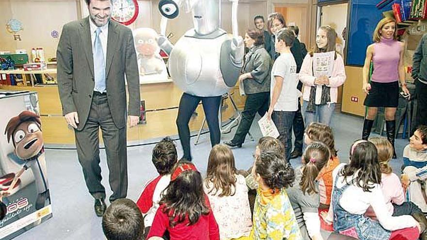 Quintana conversa con los niños, al que sigue Superobot.