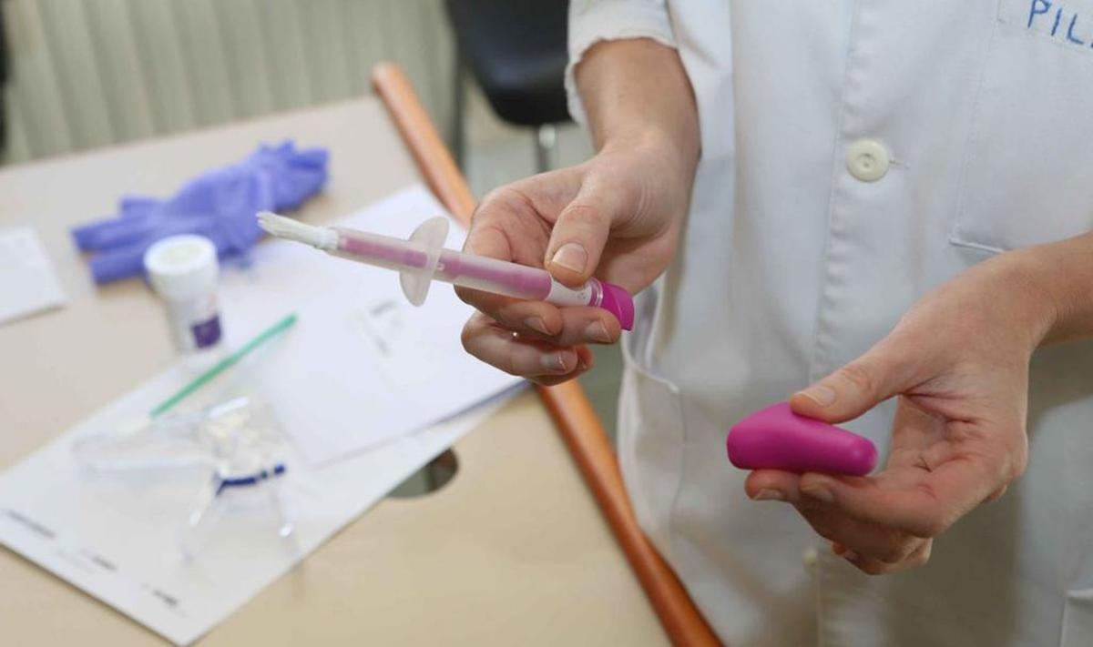 Una matrona con el kit de cribado de cáncer de cérvix en un centro.