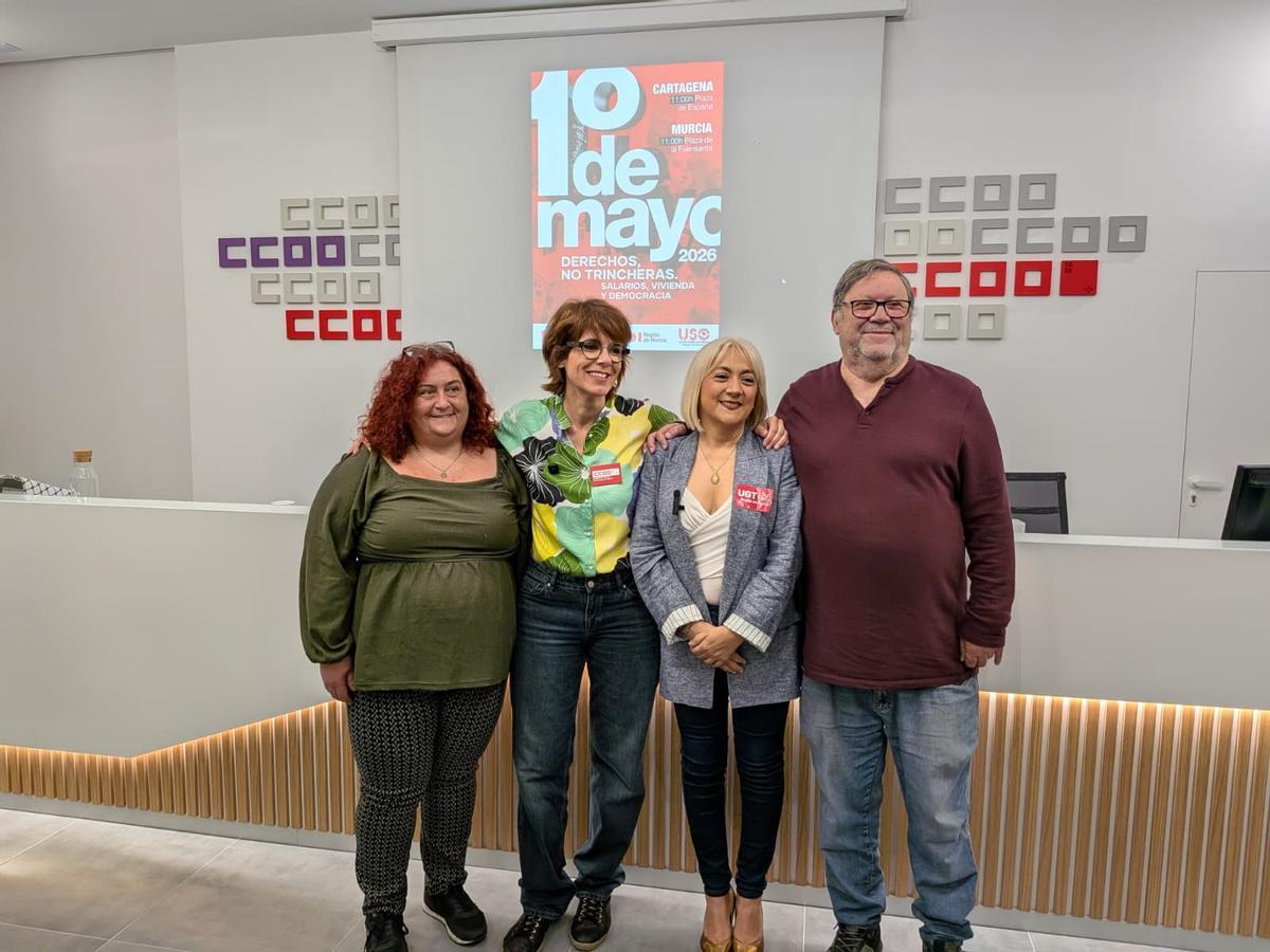 Julia Martínez (USO), Teresa Fuentes (CCOO), Paqui Sánchez (UGT) y Joaquín Sánchez, este miércoles durante la presentación de las marchas por el 1 de mayo.