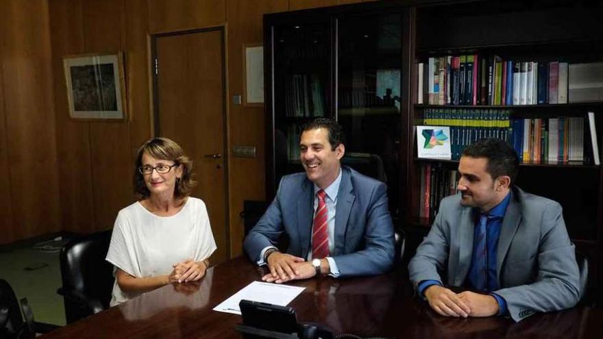 María Villar, Alberto Castro y Efrén Fernández, ayer en la sede de la Junta.