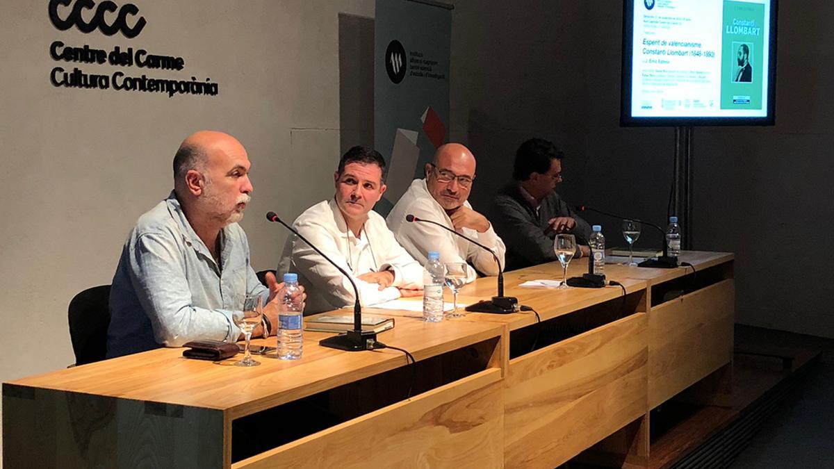 Enric Estrela (en el centro) durante la presentación de su biografía de de Constantí Llombart en 2019.