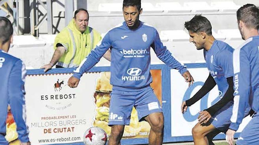 Varios jugadores del Atlético Baleares, durante el entrenamiento del pasado viernes en Son Malferit.