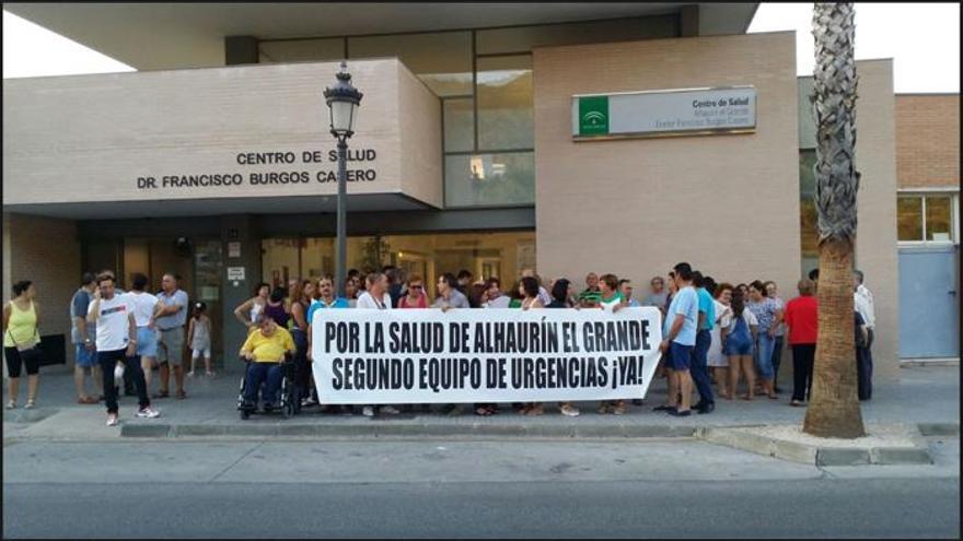 Un grupo de vecinos protesta en demanda de un segundo equipo de urgencias en Alhaurín el Grande.