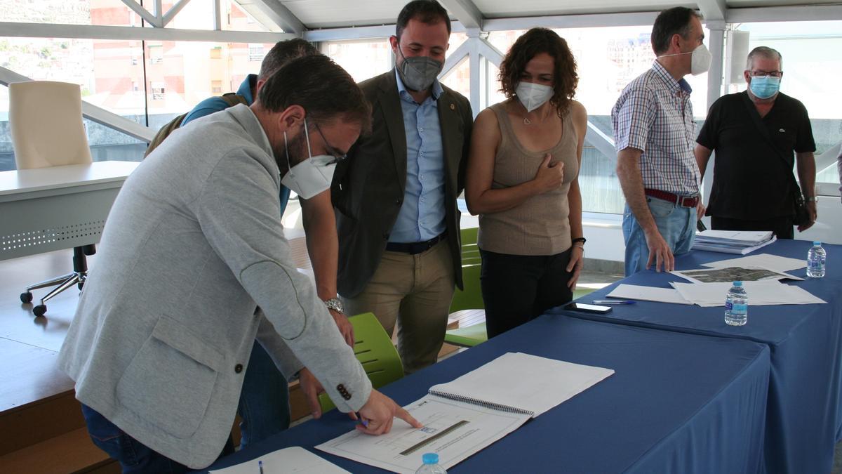 Diego José Mateos, Francisco Morales e Isabel Casalduero, repasan el proyecto de Adif.