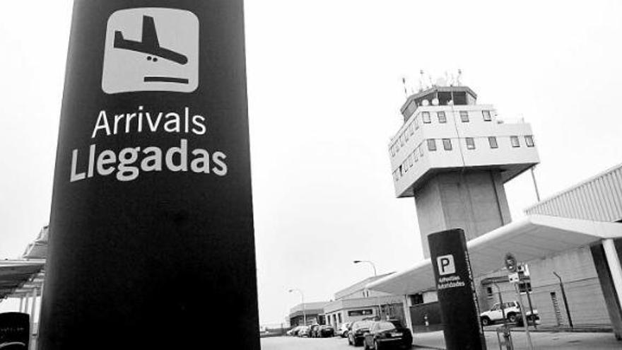 Entrada a la terminal del aeropuerto asturiano.