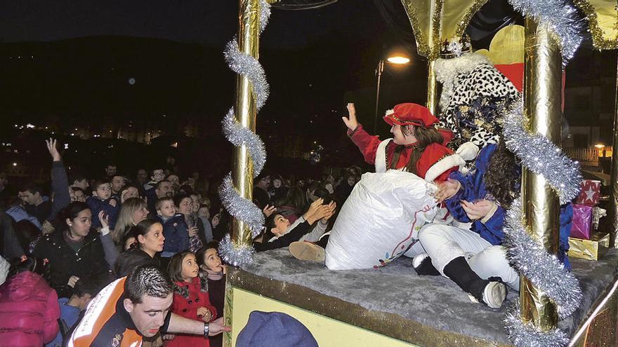 Melchor saluda a la multitud.