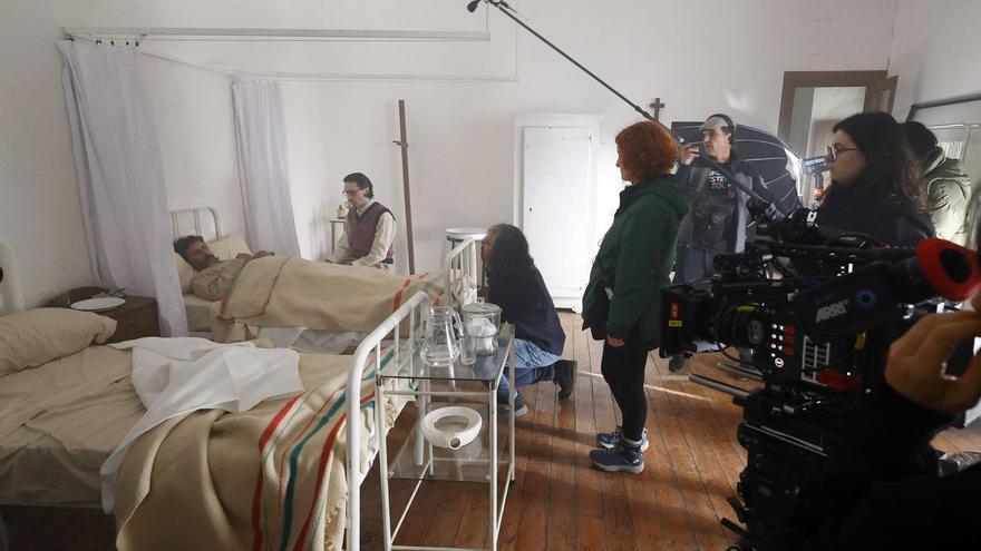 Ensayos de una de las escenas de la película San Simón, filmada en los interiores del convento de Santa Clara.