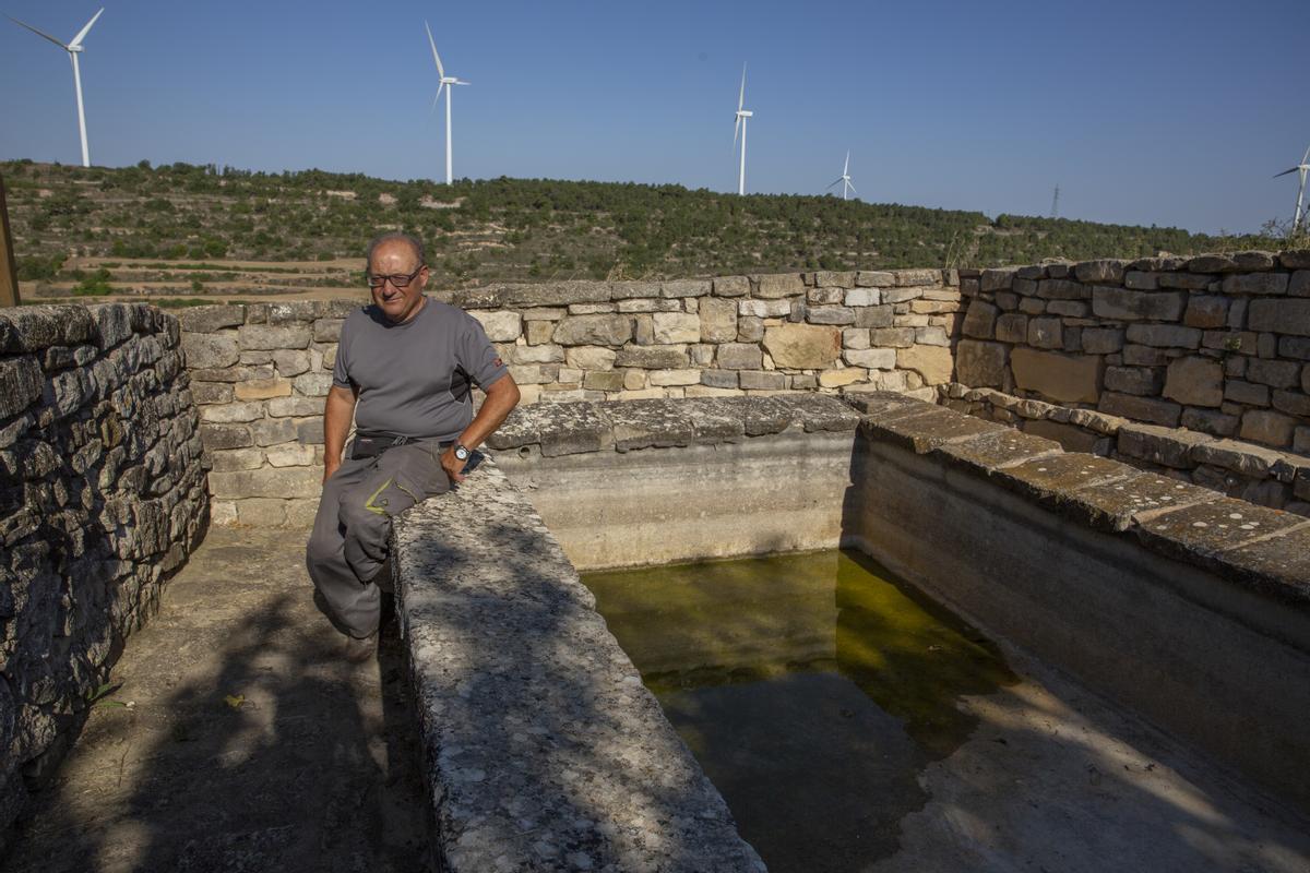 El aguazil de Forés, Jaume Ferrés, en los labaderos secos del pueblo.