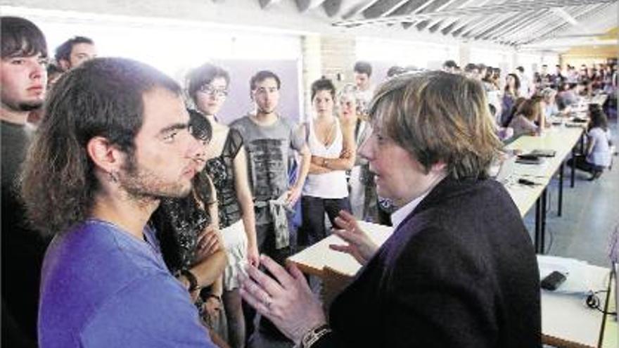 Anna Maria Geli parla amb els estudiants, l&#039;11 de maig, en el moment d&#039;interrompre el Consell de Govern.