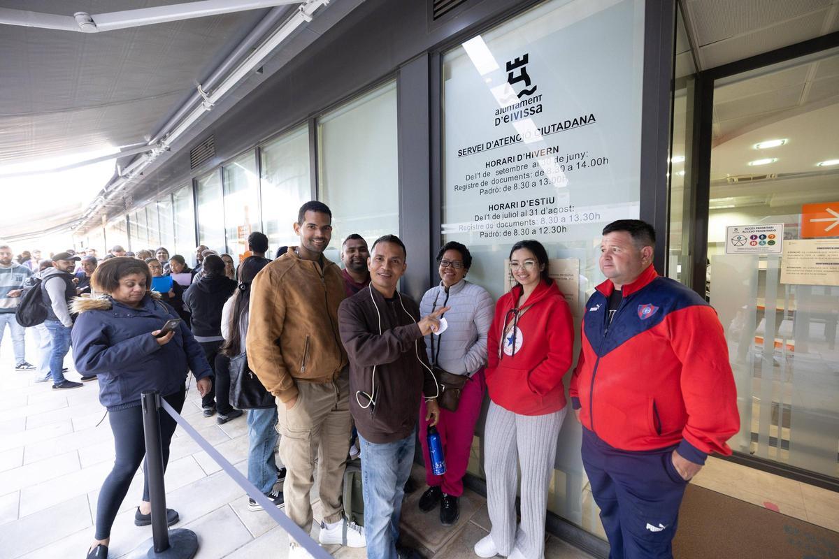 Imágenes de la fila para la regularización de migrantes en las oficinas del Cetis