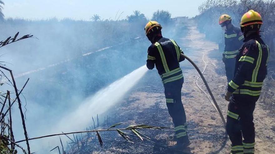 Los bomberos sofocan un incendio en la vereda de Sendres