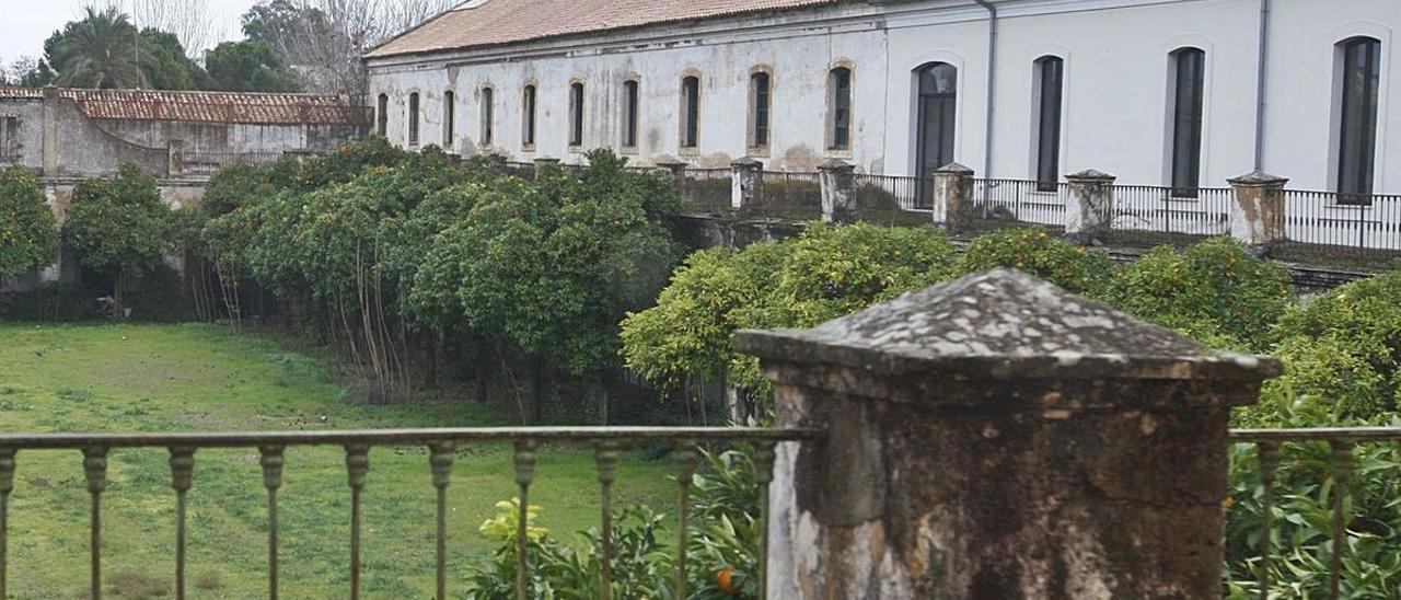 Vista de los pabellones que ocuparon la antigua Farmacia militar hasta hace una década.