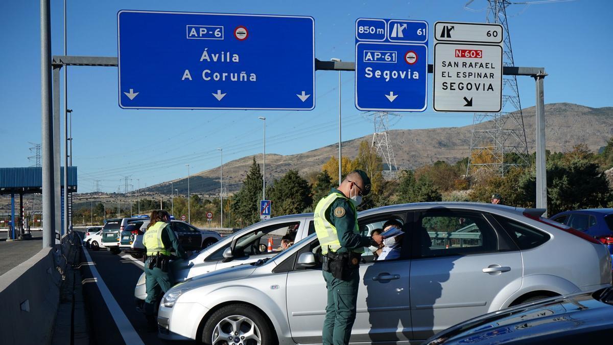 Tráfico se pone serio y multa con 200 euros a los conductores con coches con "más de 14 años de antigüedad": la Guardia Civil ya revisa las guanteras