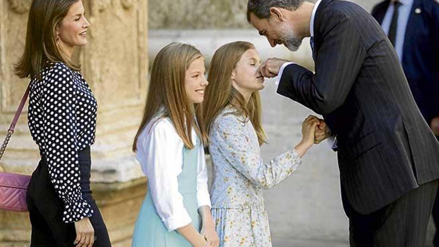 Los reyes Felipe VI y Letizia y sus dos hijas, la princesa Leonor y la infanta Sofía, durante su última y polémica visita a Palma.