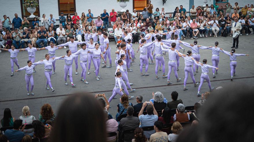 Las Danzas de los Acróbatas, el orgullo de papá y mamá en la Bajada de La Palma