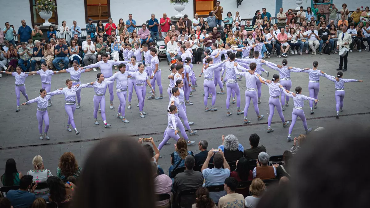 Las Danzas de los Acróbatas, el orgullo de papá y mamá en la Bajada de La Palma