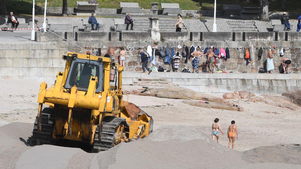 Comienza la retirada de la duna invernal de la playa de Riazor, en A Coruña, para prepararla para el verano