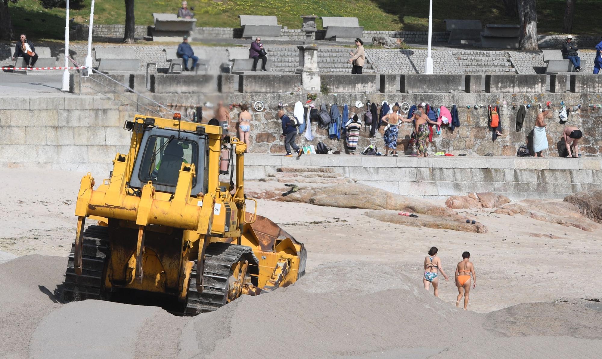 Comienza la retirada de la duna invernal de la playa de Riazor, en A Coruña, para prepararla para el verano