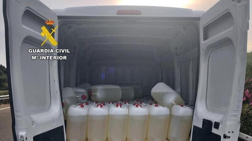 La Guardia Civil detiene a un hombre con casi 4.000 litros de gasolina en Badajoz