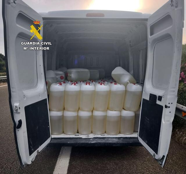 Interior de la furgoneta que transportaba casi 4.000 litros de gasolina.