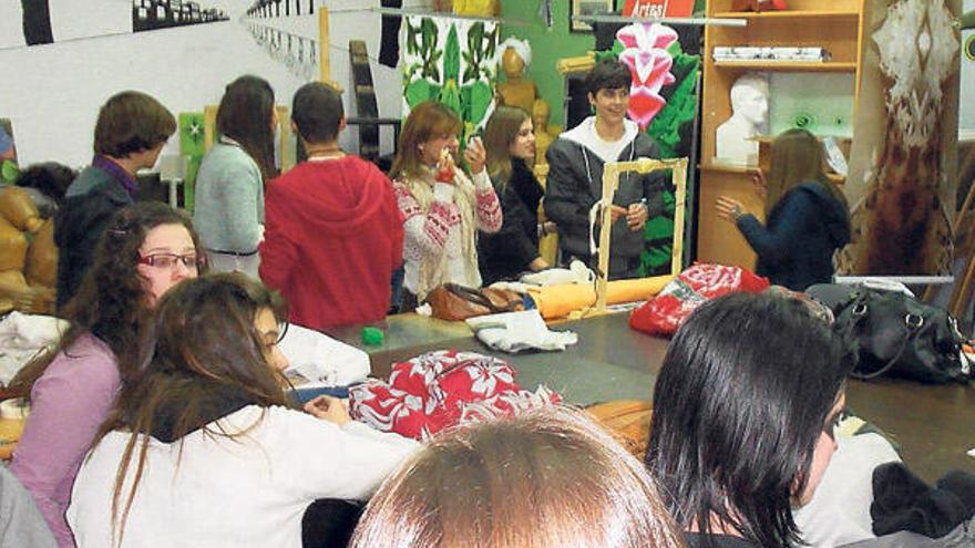 Alumnos del Bachiller de Artes en uno de los talleres en el instituto María Soliño.