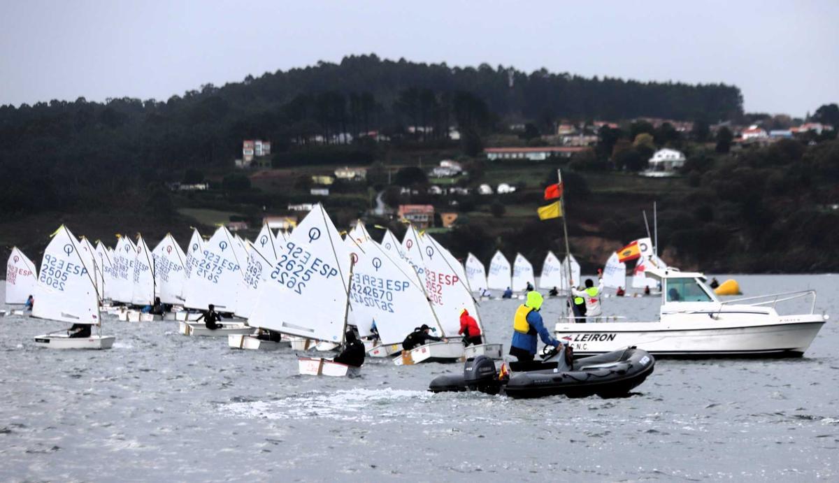 Regata de la clase Optimist, el año pasado, en las aguas de A Coruña.