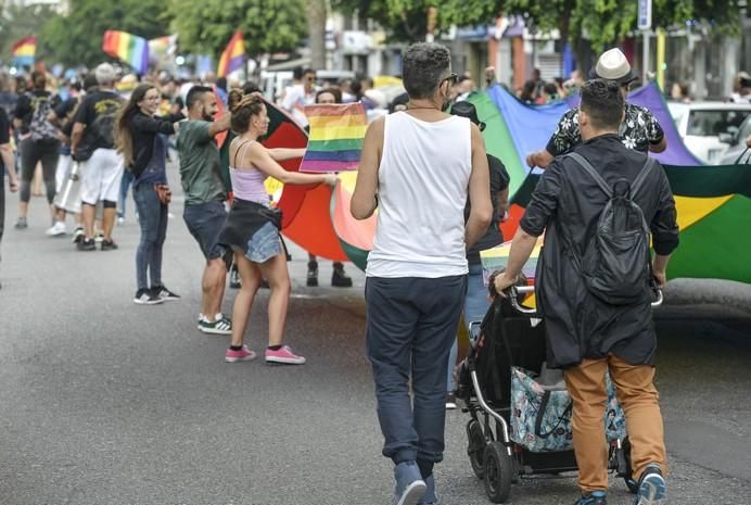 LAS PALMAS DE GRAN CANARIA A 24/06/2017. Este 2017 el lema del orgullo está vinculado a la demanda de la Ley de Igualdad LGTBI que combata los flecos pendientes para la igualdad legal y real. La manifestación discurrió por la avenida de Mesa y López hasta Santa Catalina. FOTO: J.PÉREZ CURBELO