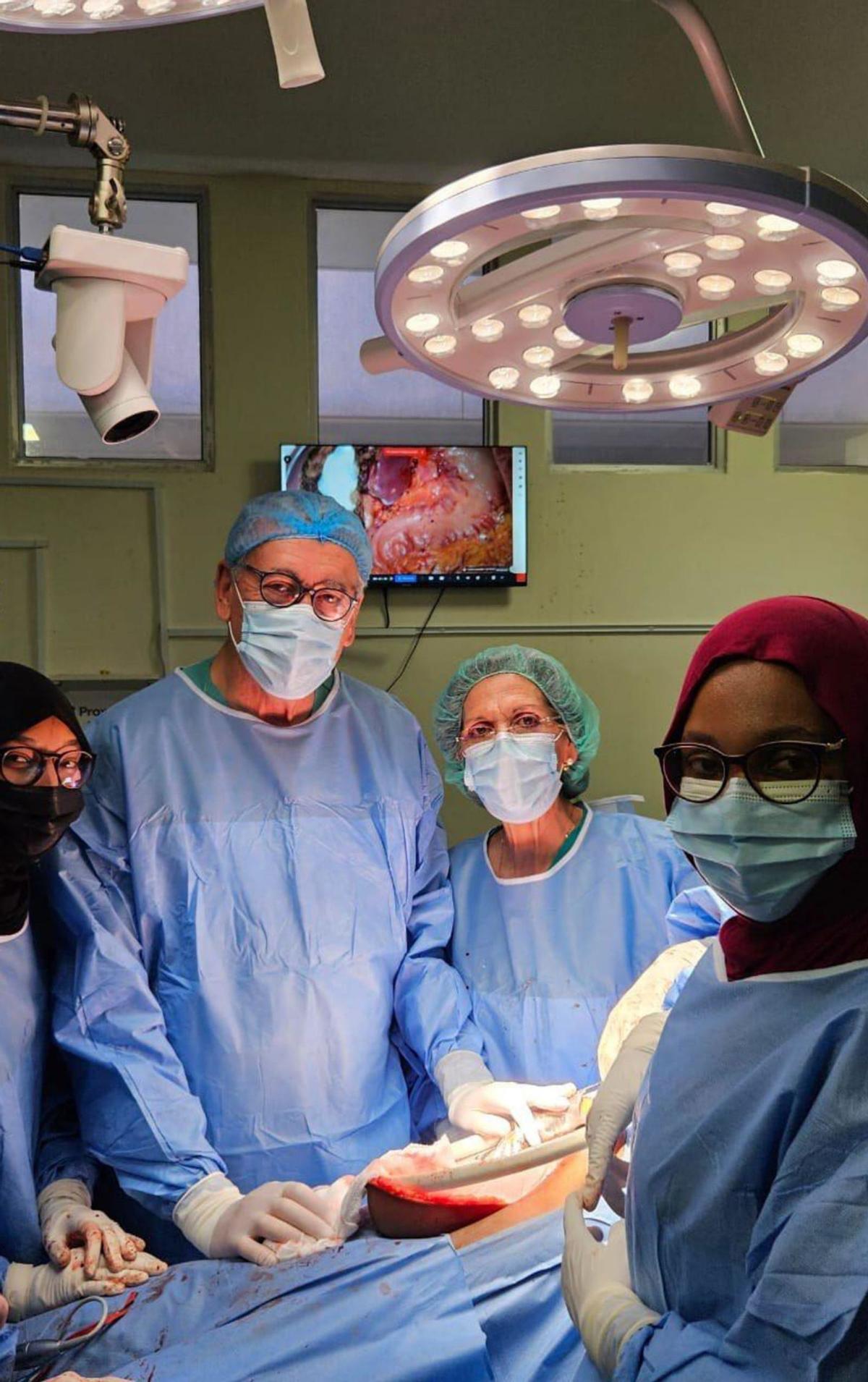 El doctor Rodríguez durante una de las operaciones
realizadas en el Hospital de Mombasa.