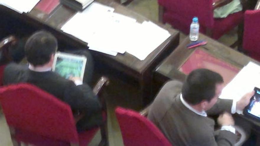 Pillan a un edil jugando con su iPad en el pleno municipal