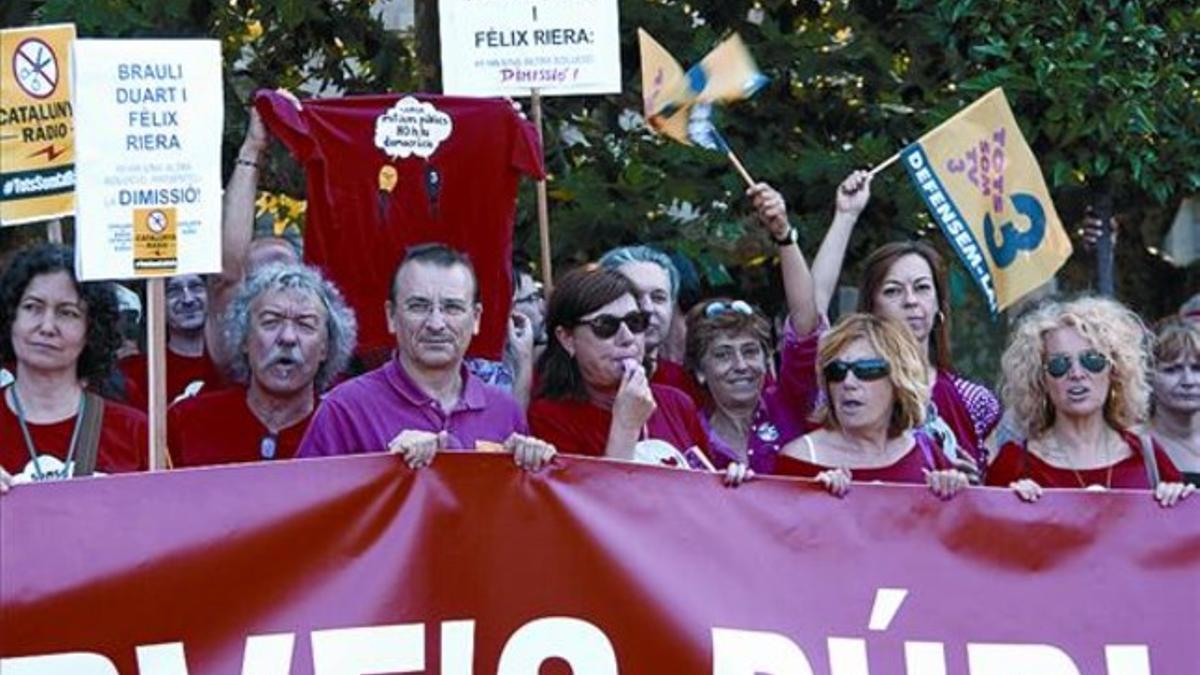 Trabajadores de TV-3 y de Catalunya Ràdio, ayer, durante su protesta en contra del ERE, ante el Parlament.