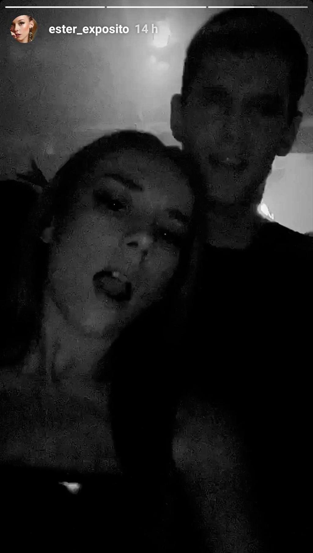 Ester Expósito y Miguel Bernardeau lo dan todo de fiesta.