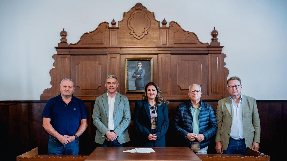 Un momento de la firma del convenio en Hermigua.