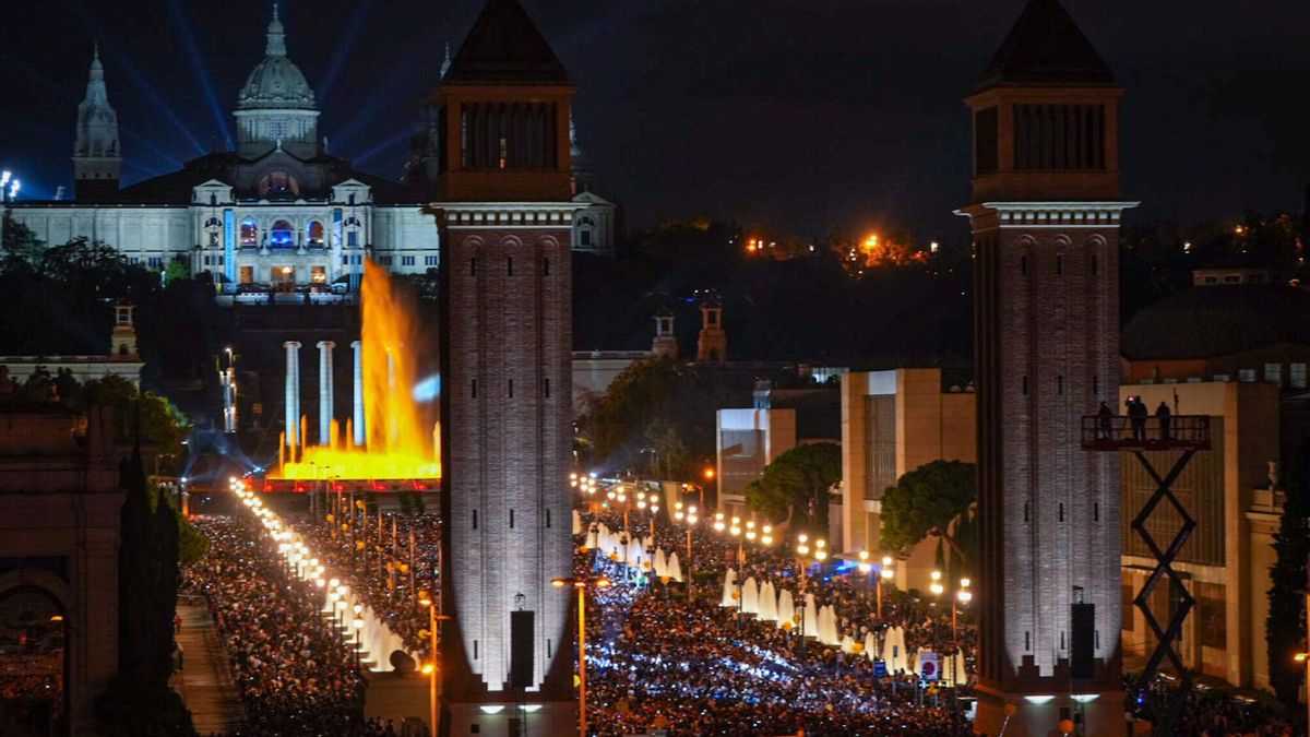 Estopa ilumina el clímax de la Mercè con su piromusical de rumba y heavy metal y el estreno de ‘Camila’, que “sempre anava loca”