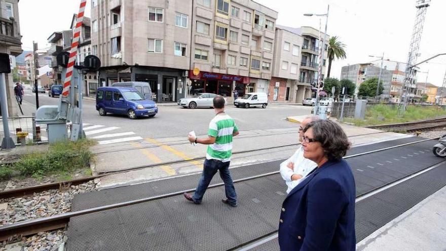 Eva García de la Torre y Raúl Francés, ayer, en la zona del paso a nivel de Porriño. // A. Hernández