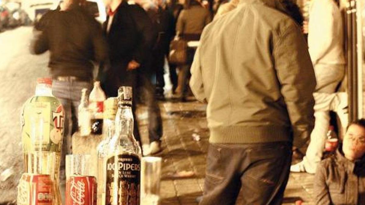 Jóvenes de botellón en Vigo.