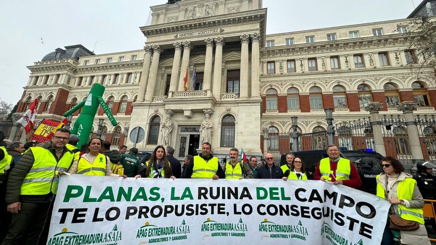 La Comunidad de Labradores de Almendralejo participó en la histórica tractorada a Madrid